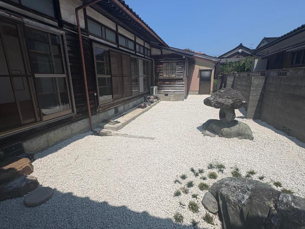 裏庭（白砂と石灯籠の枯山水）